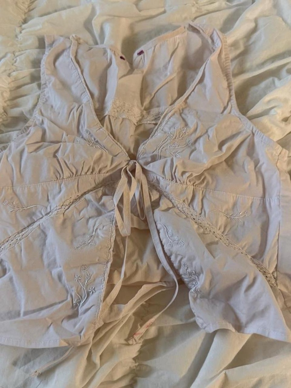 Edikted Cream Lace-Detail Tie-Front Tank